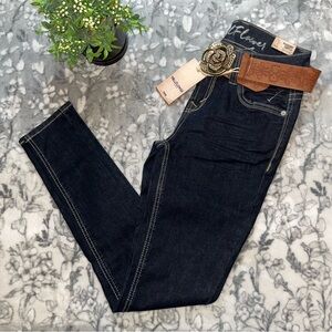 🌺 Wallflower Curvy Fit Skinny Jeans w/belt